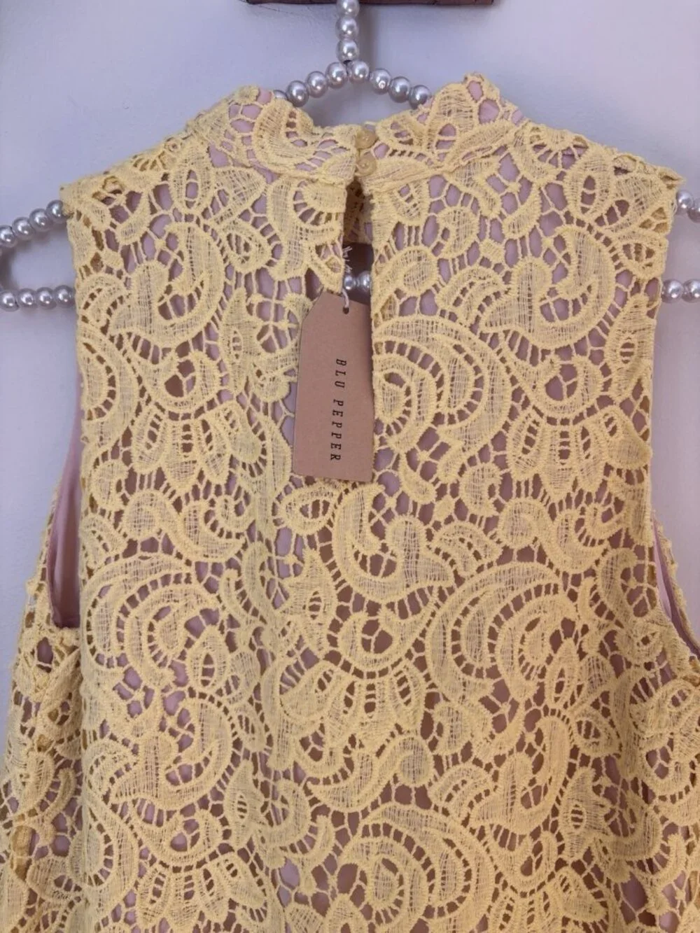 NWT Blu Pepper Womens Size Medium Yellow Lace Shift Dress Sleeveless
